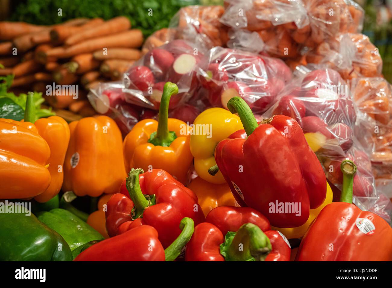 Colorful fresh produce display at Riehl's Produce in the Bird-in-Hand Farmers Market located in Lancaster County, Pennsylvania. (USA) Stock Photo