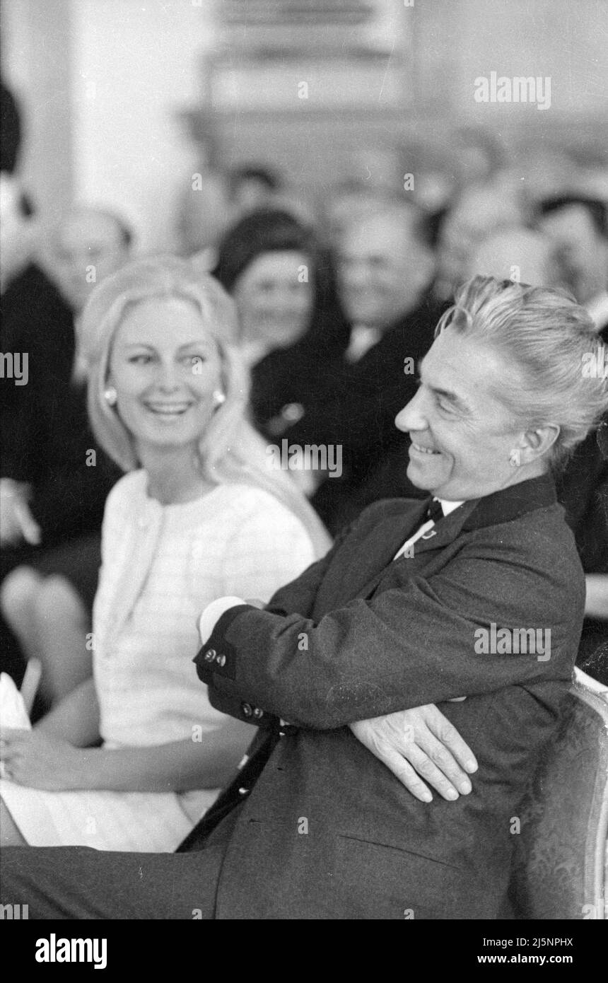 On his 60th birthday, Karajan is named an honorary citizen of Salzburg. Here at the reception in a hall of the city's town hall: honoree Eliette Mouret and Herbert von Karajan. [automated translation] Stock Photo