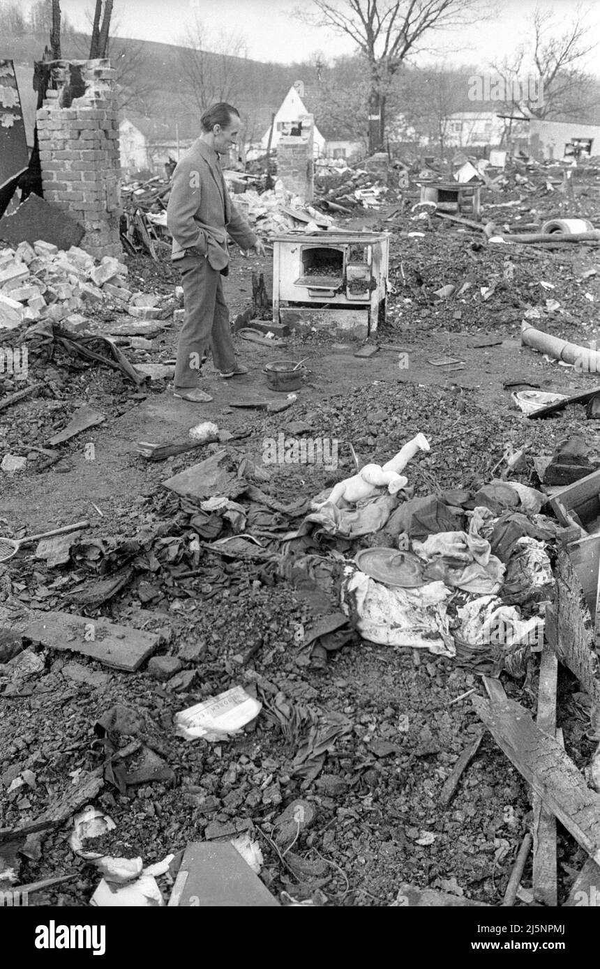 Josefa Haimerl and five of her seven children died in a fire in her shack on the outskirts of Deggendorf. The fire broke out in the night from 19 to 20.03.1968 in the barrack inhabited by poor people and pensioners. The debris of the house. [automated translation] Stock Photo