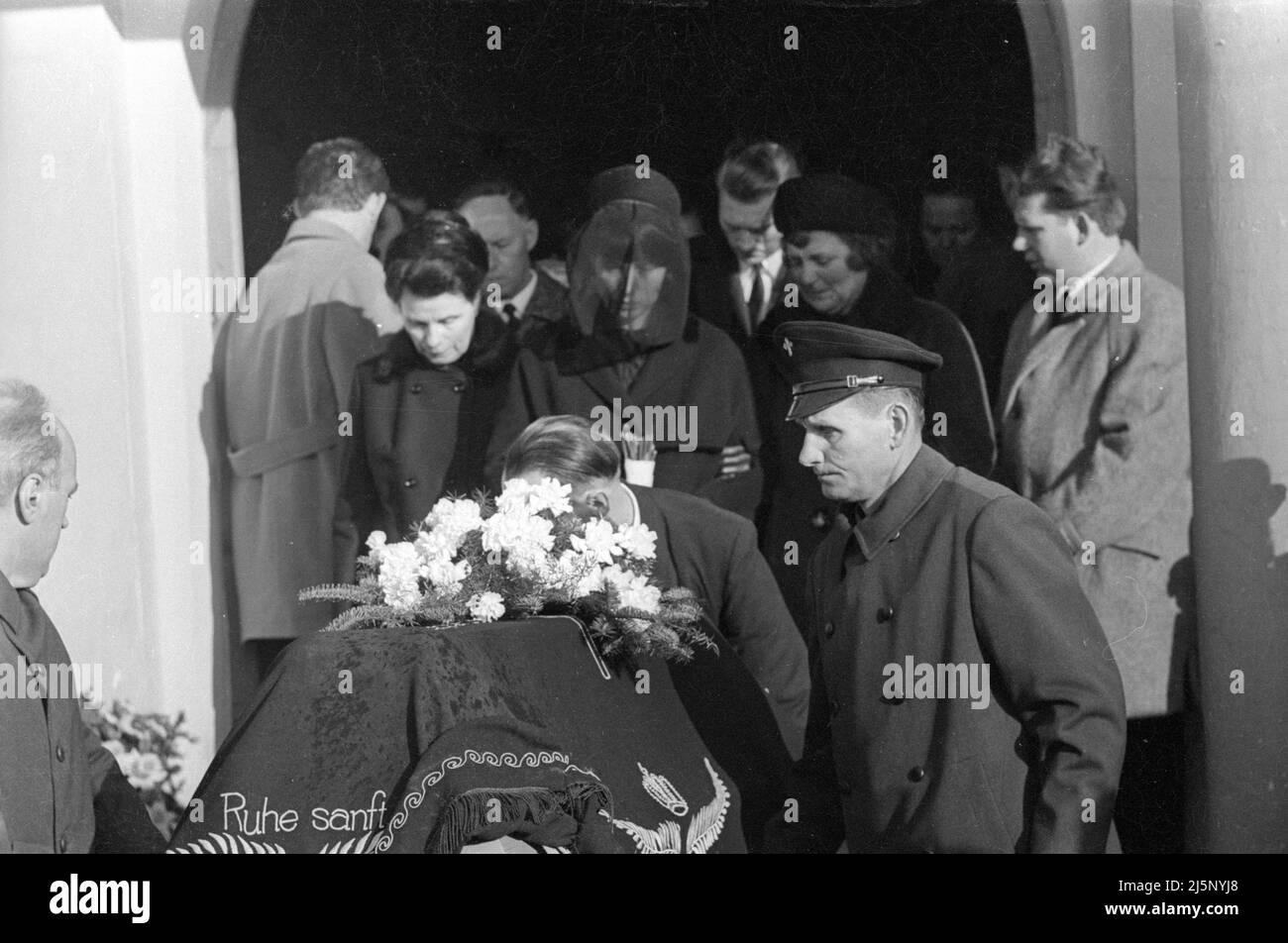 Albert Blutmoser from Erding was mistakenly killed by a shipment of poisoned gentian schnapps. Willi Leinauer from Kempten was suspected of having sent the package of schnapps to his husband together with his girlfriend Christa Müller. Funeral of the victim Albert Blutmoser. [automated translation] Stock Photo