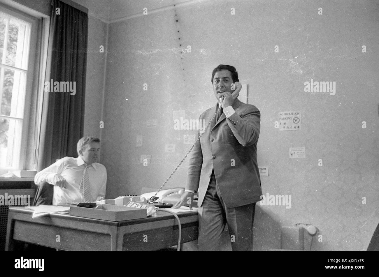 Photo series for the promotion of the TV show 'Der Goldene Schuss' with Vico Torriani, executed by the production company Werner Schmid Productions: Vico Torriani on the phone. [automated translation] Stock Photo