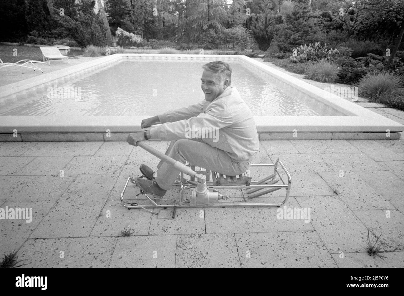 Fuchsberger family: Joachim Fuchsberger on a rowing machine in his house in Grünwald near Munich. [automated translation] Stock Photo