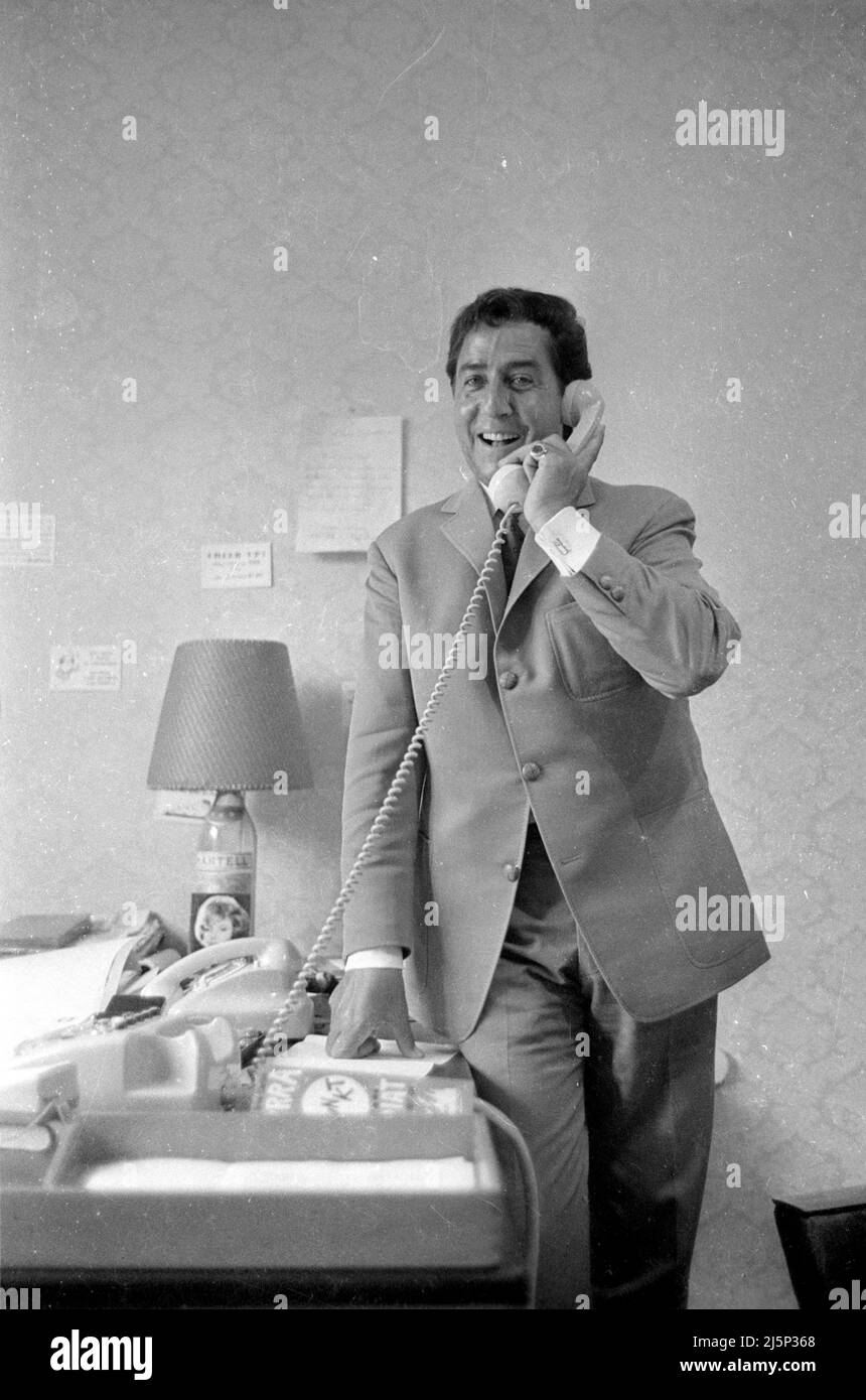 Photo series for the promotion of the TV show 'Der Goldene Schuss' with Vico Torriani, executed by the production company Werner Schmid Productions: Vico Torriani on the phone. [automated translation] Stock Photo