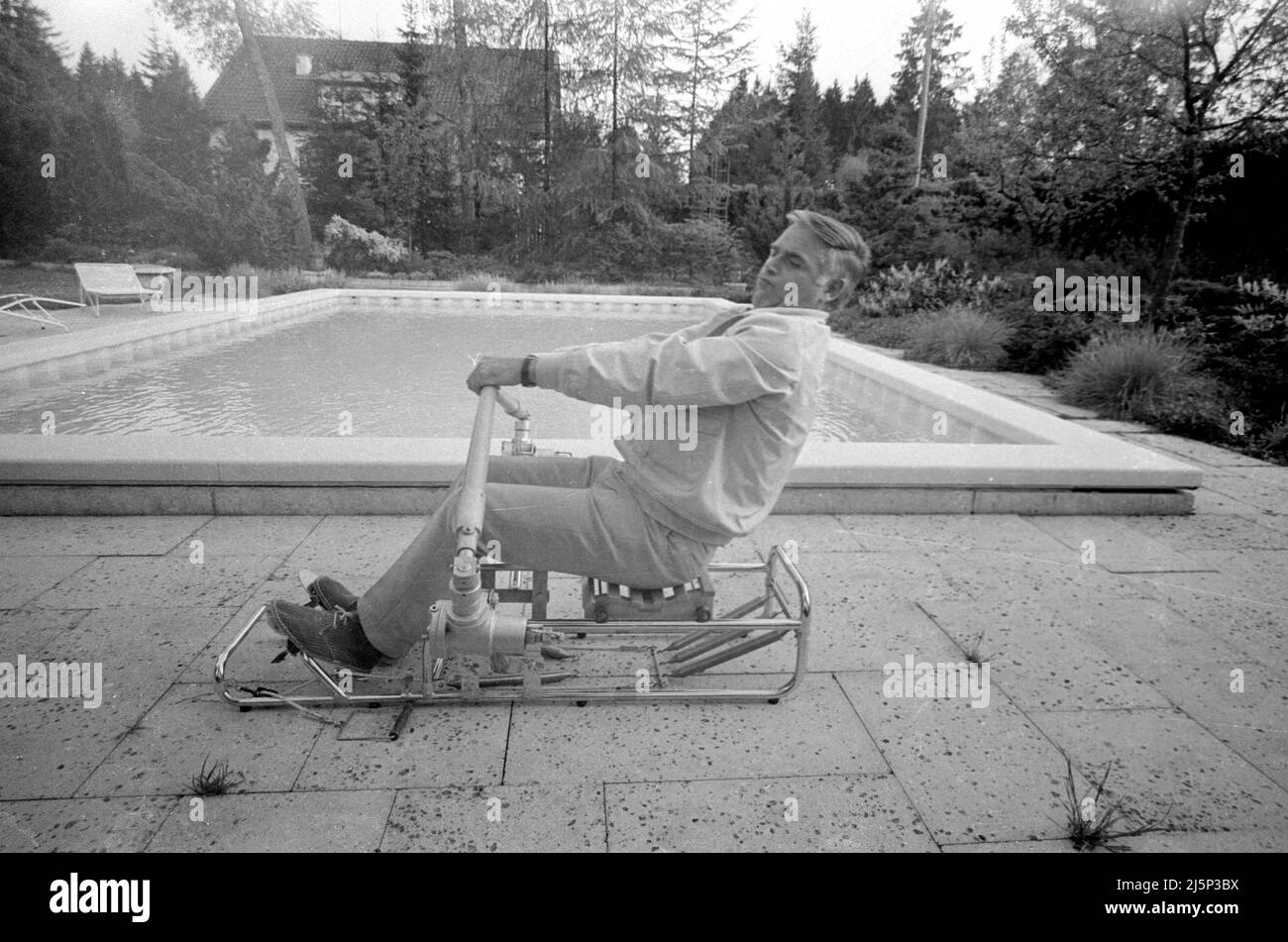 Fuchsberger family: Joachim Fuchsberger on a rowing machine in his house in Grünwald near Munich. [automated translation] Stock Photo