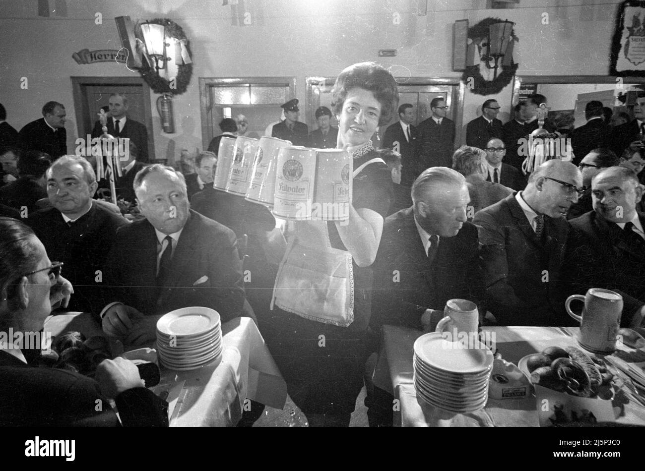 Salvator tasting at the Nockherberg: delivery of the barley juice. [automated translation] Stock Photo