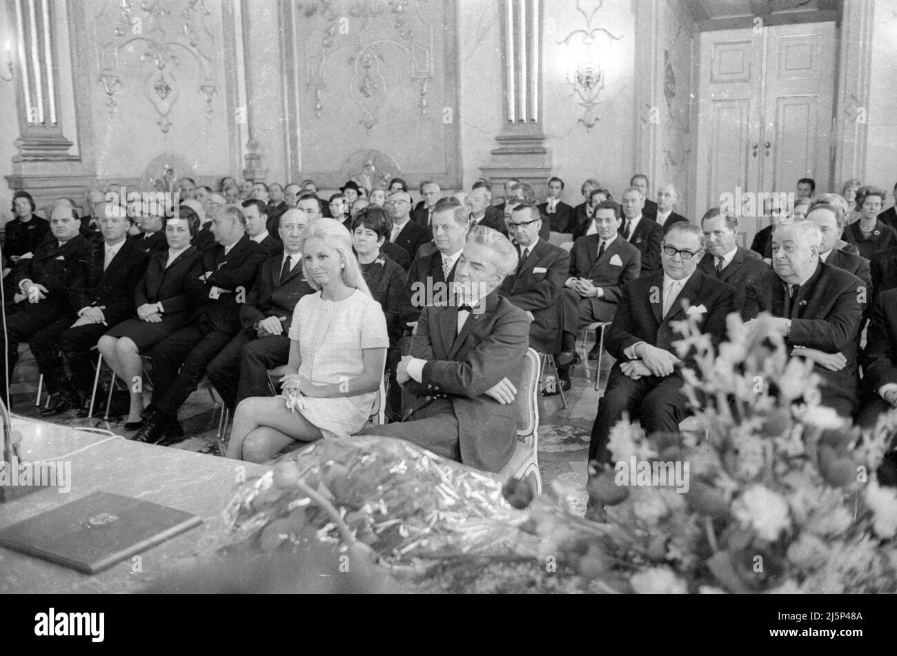 On his 60th birthday, Karajan was made an honorary citizen of Salzburg. Here at the reception in a hall of the city's town hall: Eliette Mouret and Herbert von Karajan. [automated translation] Stock Photo