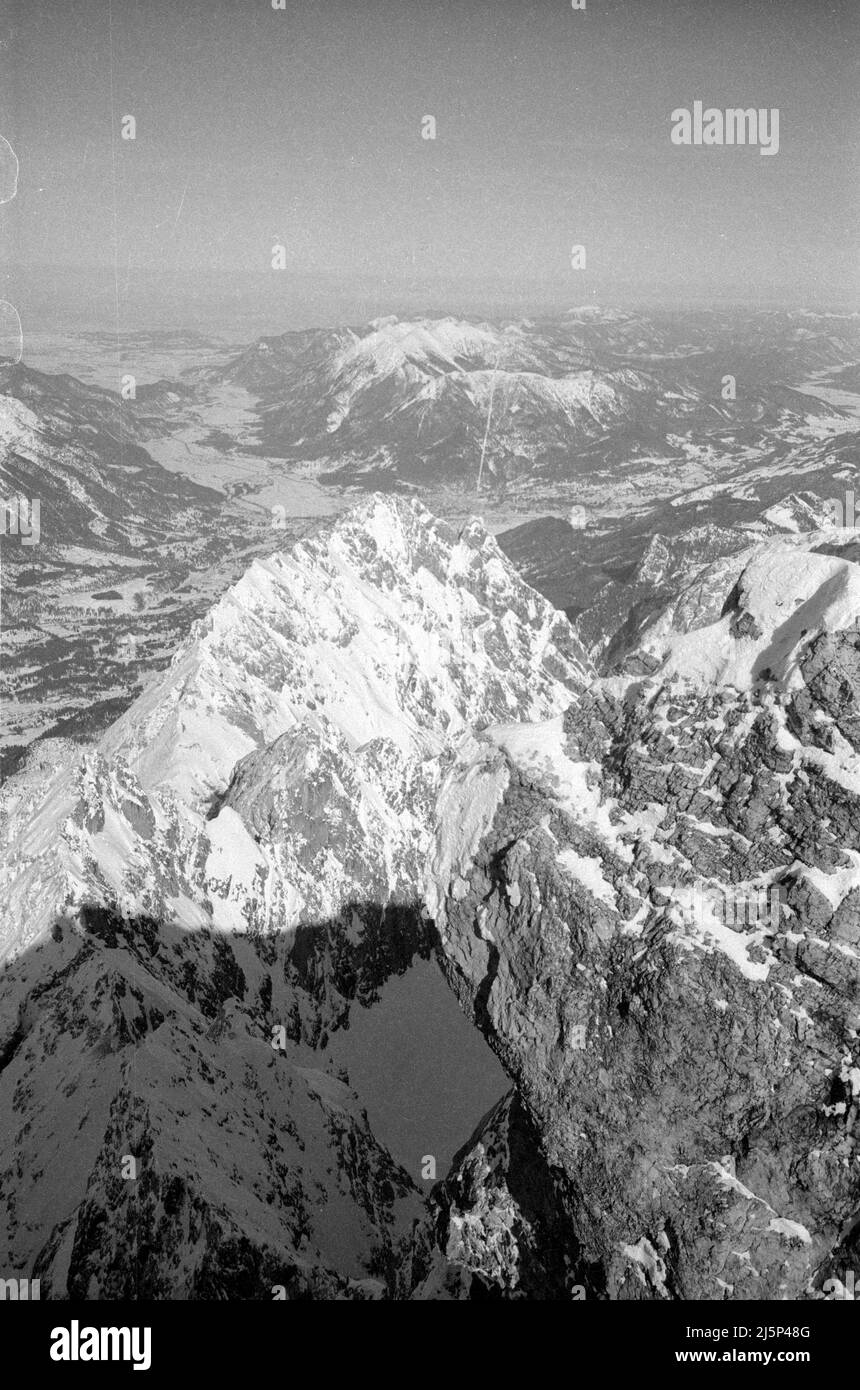 On February 21, 1965, the rope attendant Josef Rimmel propped up on the Zugspitze and survived after falling through the high snow. [automated translation] Stock Photo