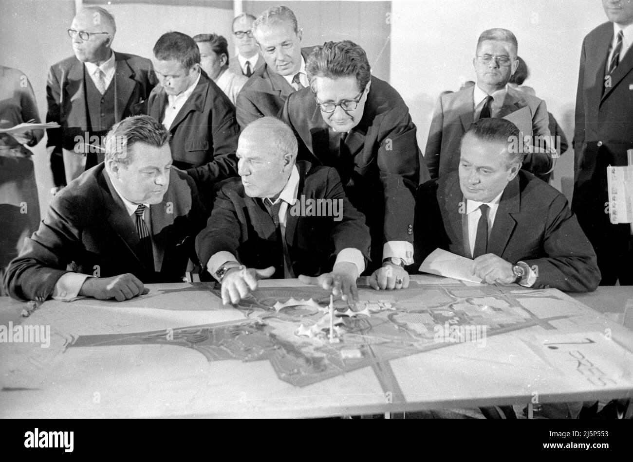Meeting and press conference of the jury for the decision on the architectural competition for the Munich Olympic buildings in Hall 1 of the Exhibition Park: Franz Josef Strauß, Egon Eiermann, Hans Jochen Vogel and Will Daume. [automated translation] Stock Photo