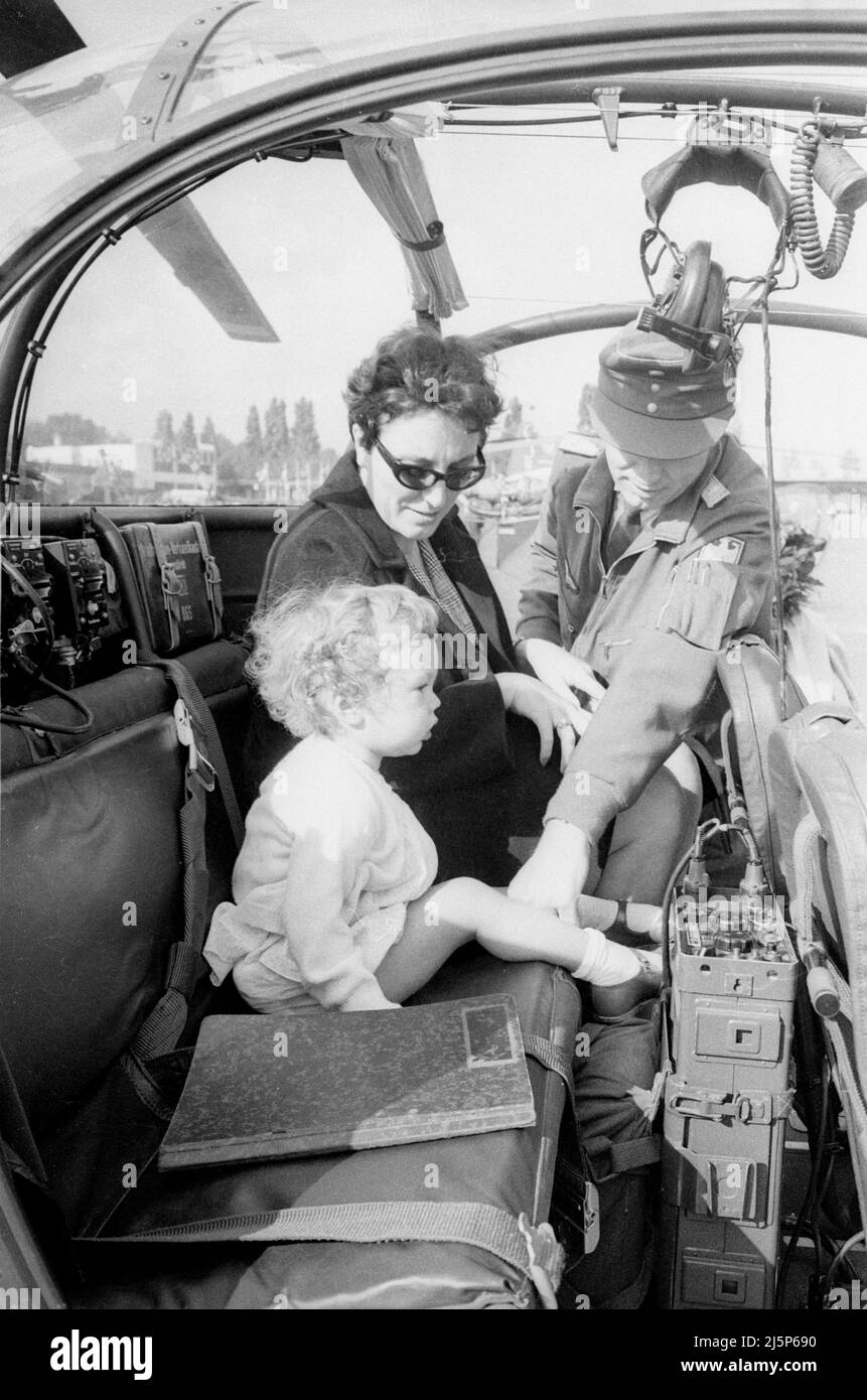 After Kurt-Georg Kiesinger and his family return from a trip to the USA, they are transported further by BGS helicopters. Daughter Viola Wentzel and granddaughter Fröschle at the Alouette helicopter. [automated translation] Stock Photo