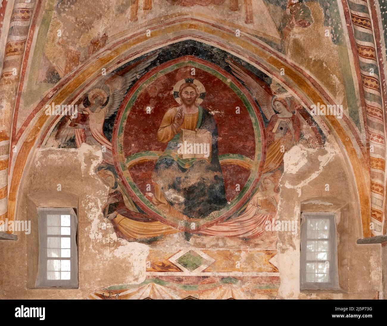 Cristo benedicente tra gli angeli  - affresco - pittore bresciano dell’inizio XIV secolo - Polpenazze (Bs) ,Italia,chiesa di S.Pietro in Lucone Stock Photo