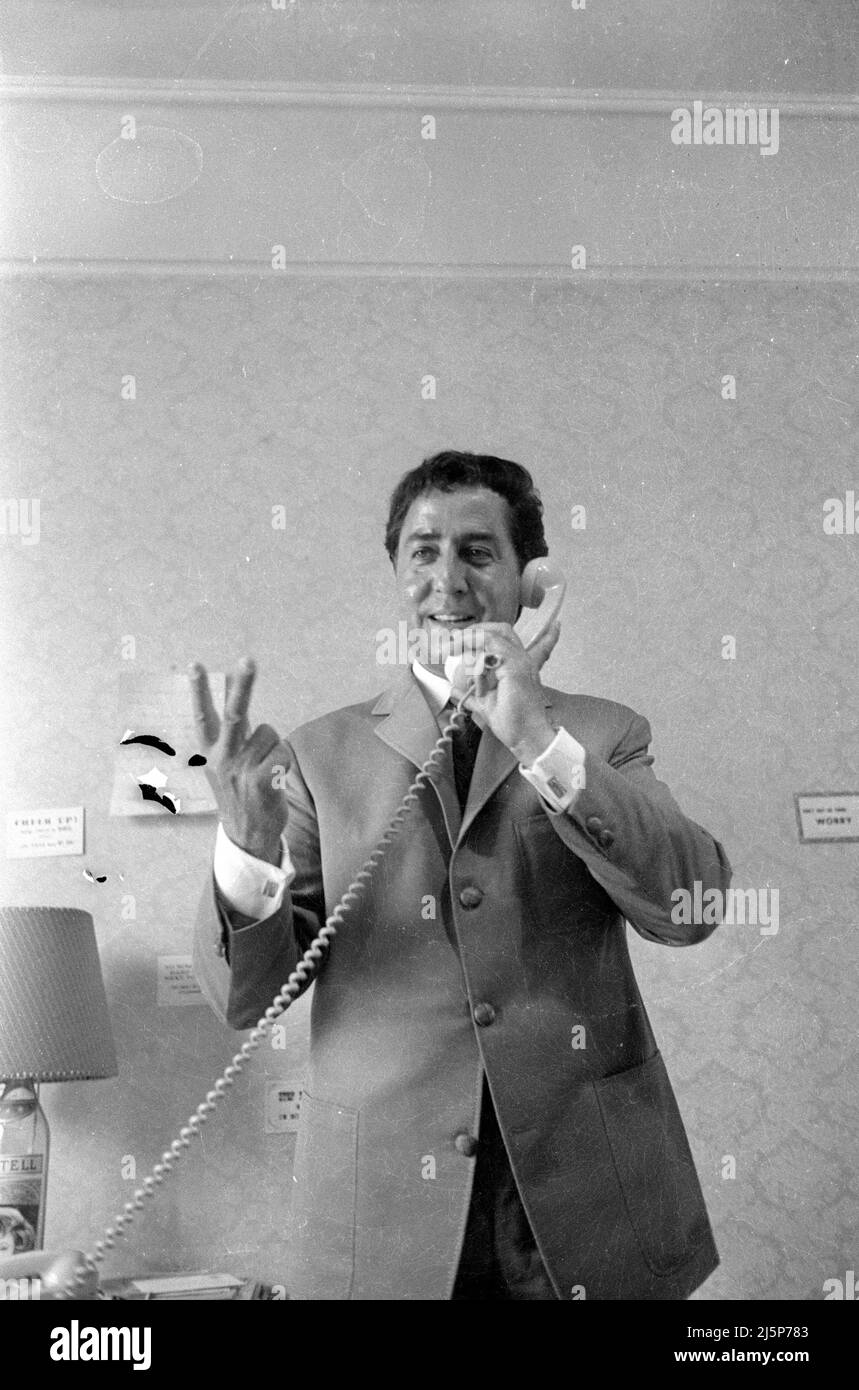 Photo series for the promotion of the TV show 'Der Goldene Schuss' with Vico Torriani, executed by the production company Werner Schmid Productions: Vico Torriani on the phone. [automated translation] Stock Photo
