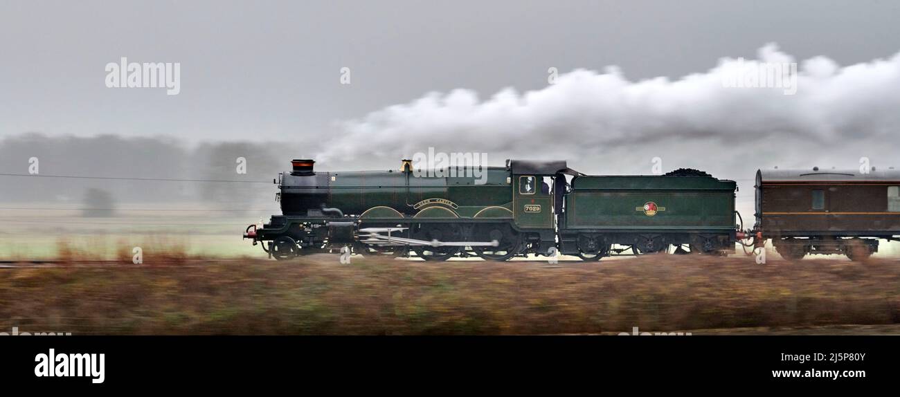 Special steam train on UK mainline, near Sherburn in Elmet, West Yorkshire, northern England, hauled by Great Western locomotive Clun Castle Stock Photo