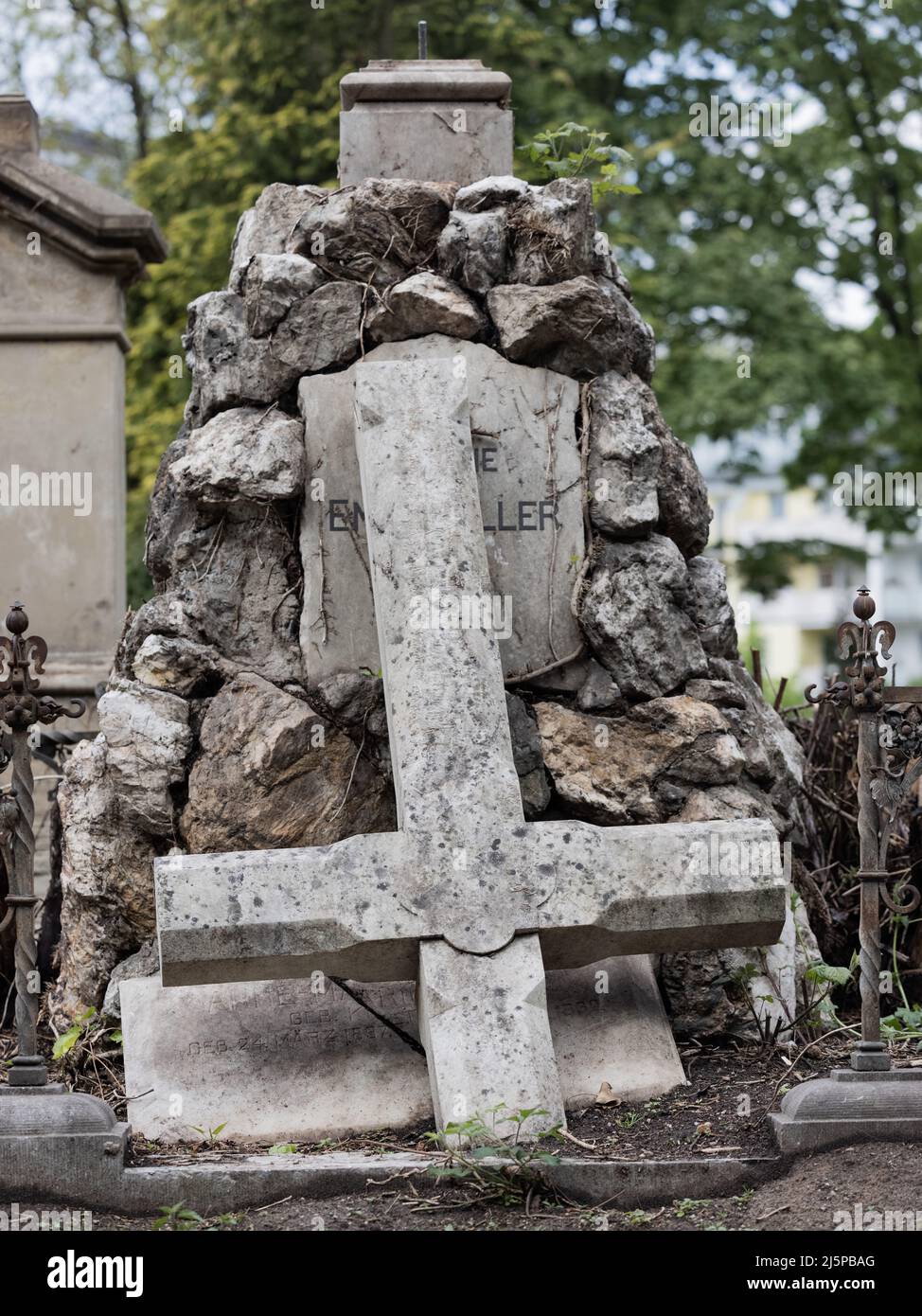 25 April 2022, North Rhine-Westphalia, Cologne: An upside down cross can be seen on a historic 19th century grave in Melaten Cemetery. The cross once stood on the gravestone. Photo: Rolf Vennenbernd/dpa Stock Photo