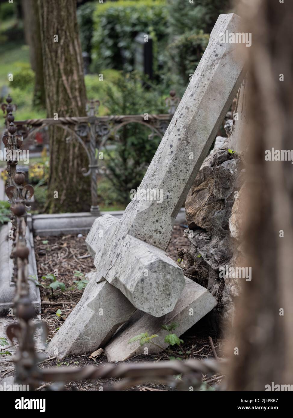25 April 2022, North Rhine-Westphalia, Cologne: An upside down cross can be seen on a historic 19th century grave in Melaten Cemetery. The cross once stood on the gravestone. Photo: Rolf Vennenbernd/dpa Stock Photo