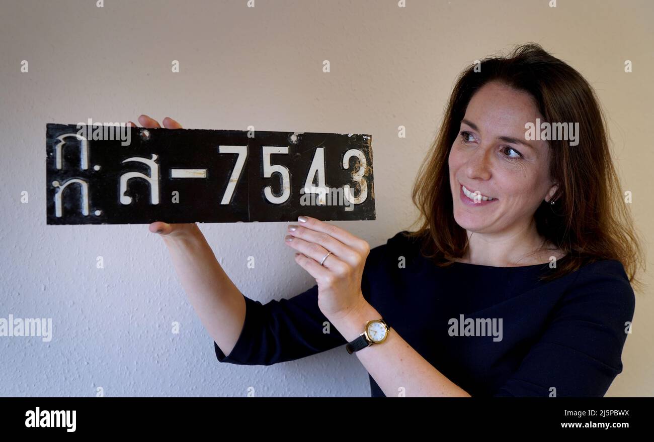 Auctioneer Stephanie Connell holds an original prop number plate used on Scaramanga's AMC Matador Coupe in James Bond's The Man With The Golden Gun from 1974 estimated at £3,000-5,000, during a preview of the upcoming Antiques and Collectables sale, at Catherine Southon Auctioneers in Chislehurst, Kent. Picture date: Monday April 25, 2022. Stock Photo