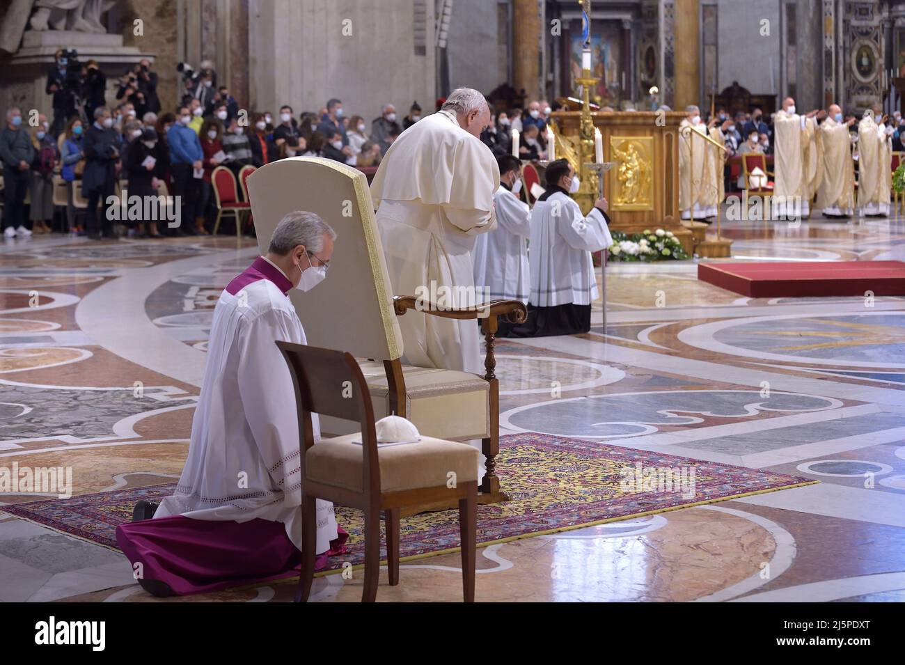 Vatican City State, Vatikanstadt. 24th Apr, 2022. Pope Francis presides over the Divine Mercy mass in St. Peter's Basilica at The Vatican on April 24, 2022. Credit: dpa/Alamy Live News Stock Photo