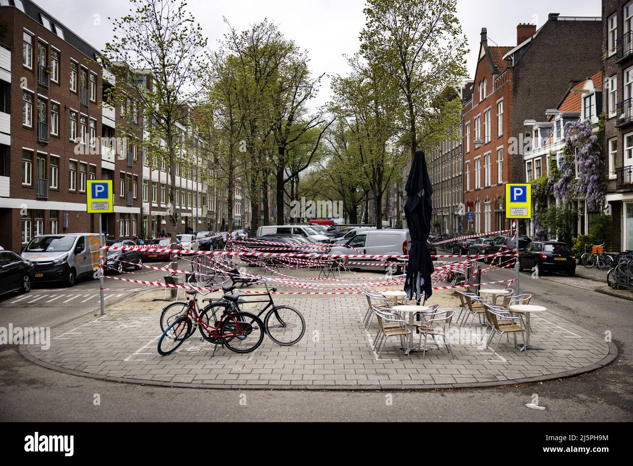 AMSTERDAM, 2022-04-25 12:53:01 AMSTERDAM - A square in the Jordaan has been closed off due to the preparations for King's Day. The final preparations for King's Day are being made in the capital. ANP RAMON VAN FLYMEN netherlands out - belgium out Stock Photo
