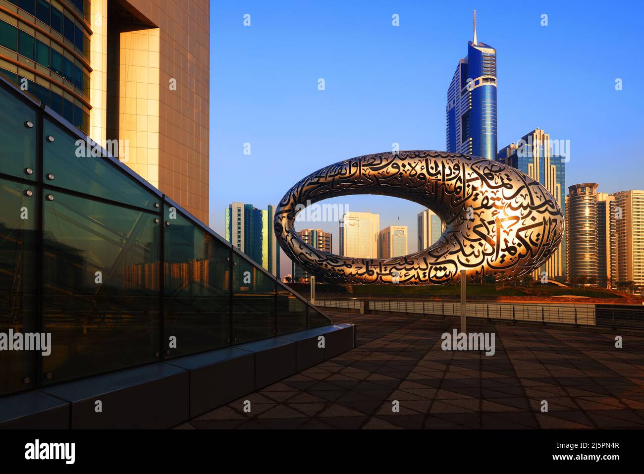 Dubai Museum,  Downtown, moderne Architektur, Zukunft,   Atemberaubende Aussicht auf die Skyline von Dubai mit dem Museum der Zukunft  für die Expo Stock Photo