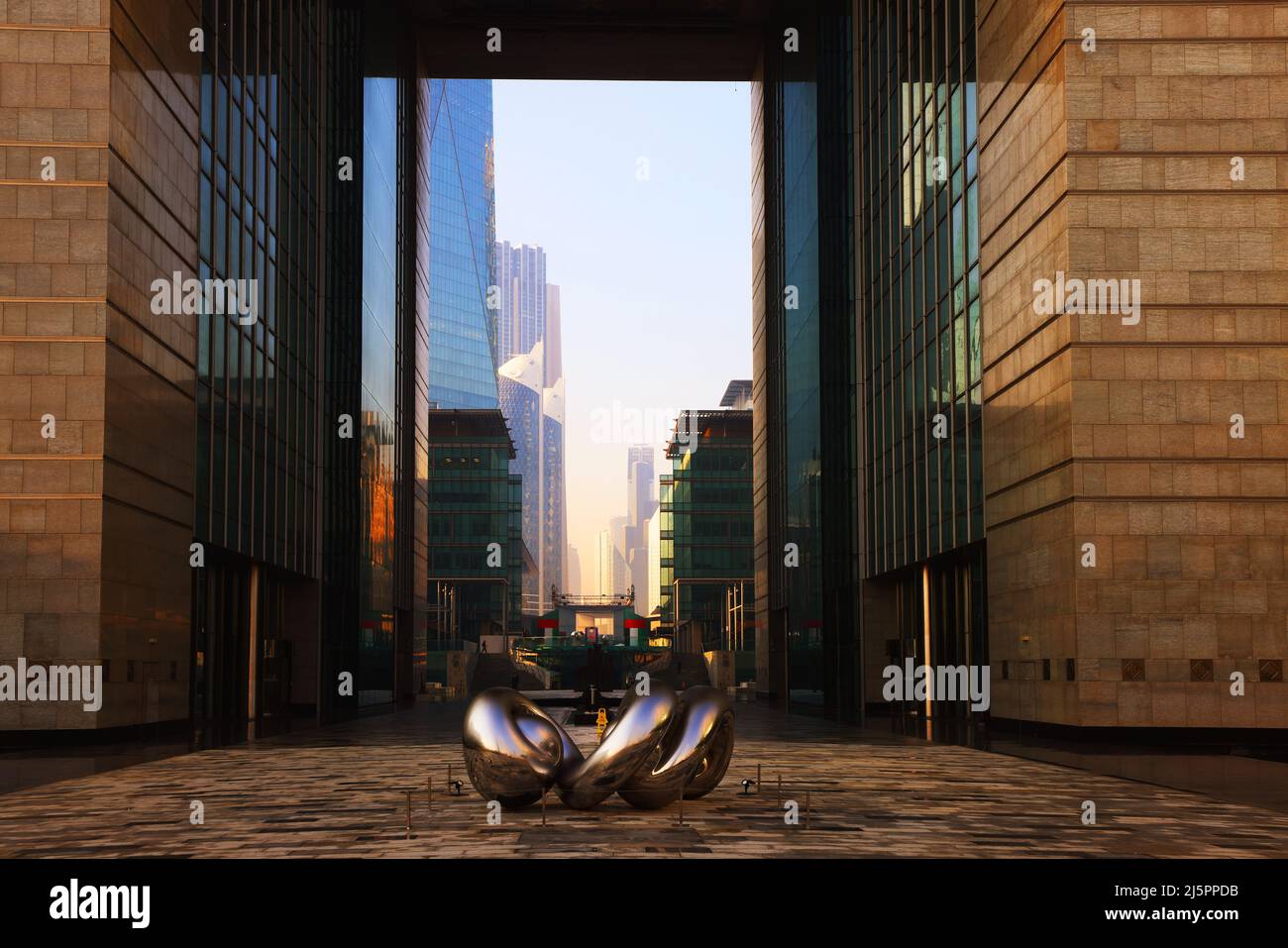 Gate, Dubai,  Downtown,   Atemberaubende Aussicht auf die Skyline von Dubai mit künstlerischer Skulptur und  Museum der Zukunft  erbaut für die Expo Stock Photo