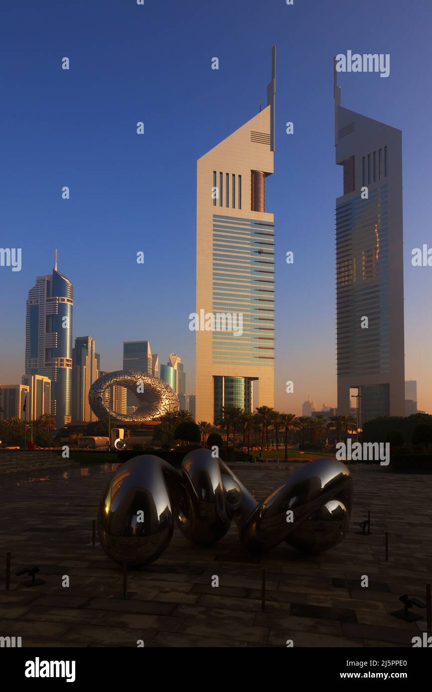 Museum, Dubai,  Downtown,   Atemberaubende Aussicht auf die Skyline von Dubai mit künstlerischer Skulptur und  Museum der Zukunft  erbaut für die Expo Stock Photo