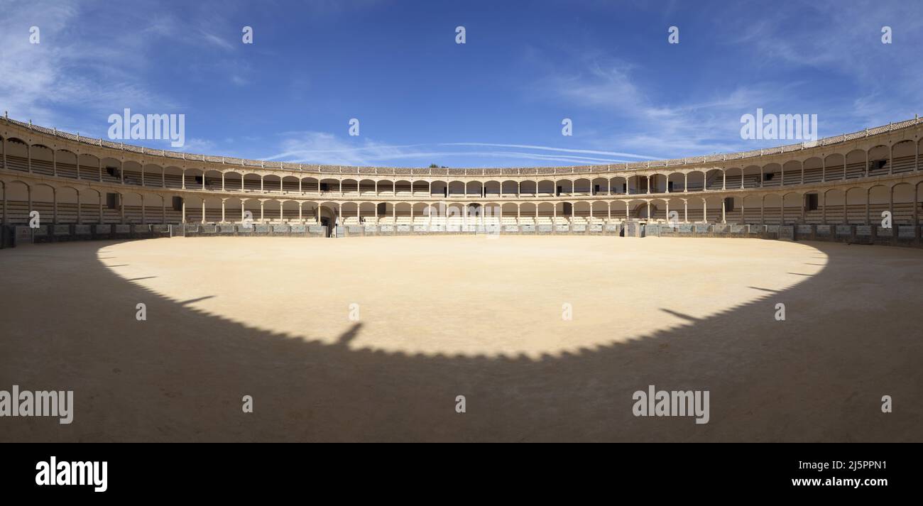 Vue sur les arenes de Ronda, construites en 1785, haut lieu de la corrida espagnole, abritant le musee taurin, Architecture civile espagnole de style neoclassique. , Ronda, Province de Malaga, Andalousie, Espagne. Stock Photo
