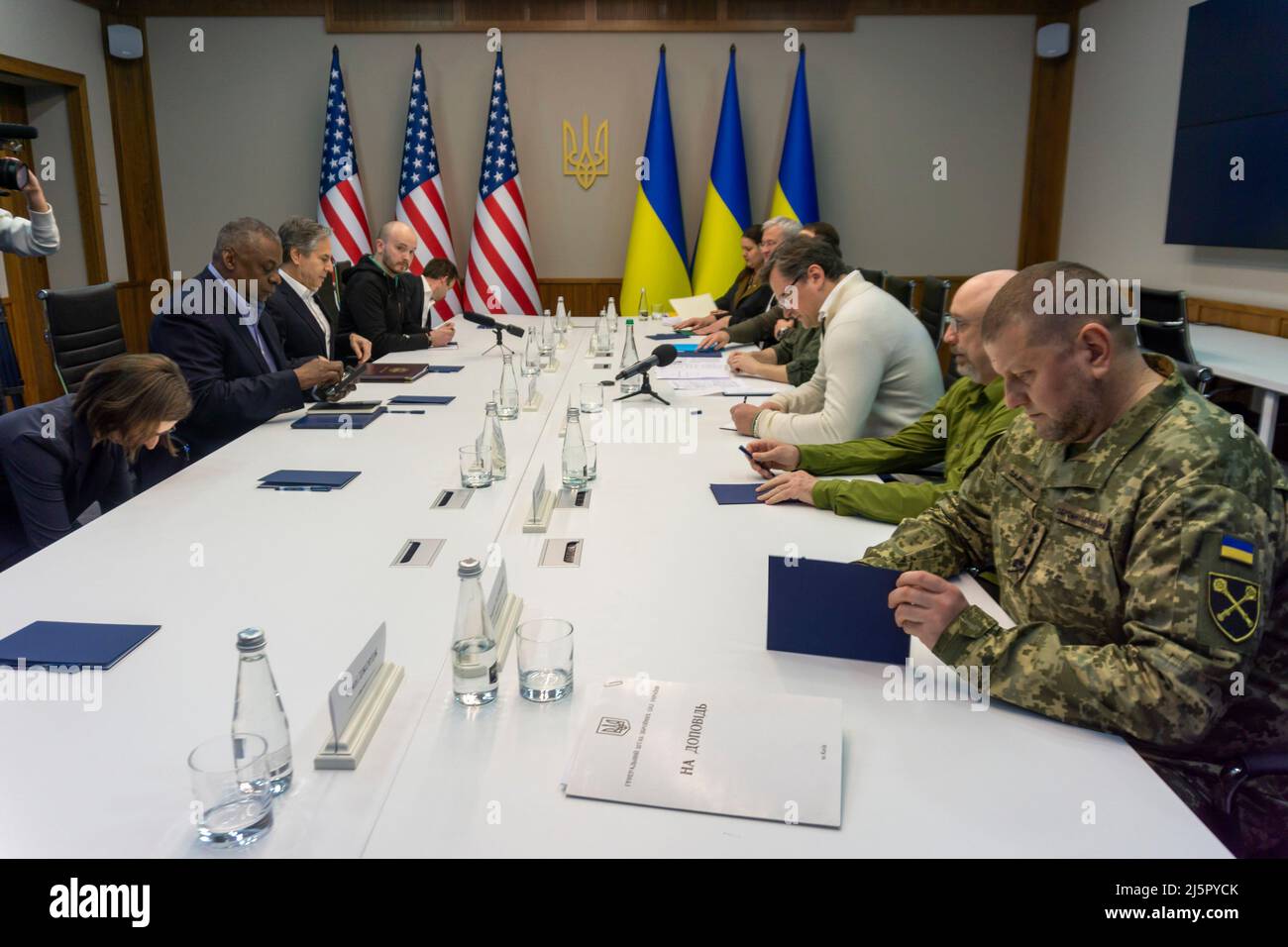 Kyiv, Ukraine. 24th Apr, 2022. Ukrainian President Volodymyr Zelenskyy, right, hosts a face-to-face meeting with U.S. Secretary of State Tony Blinken and U.S. Secretary of Defense Lloyd Austin, left, April 24, 2022 in Kyiv, Ukraine. Austin and Blinken are the highest ranking U.S. officials to visit Kyiv since the Russian invasion. Credit: U.S. State Department/U.S. State Department/Alamy Live News Stock Photo
