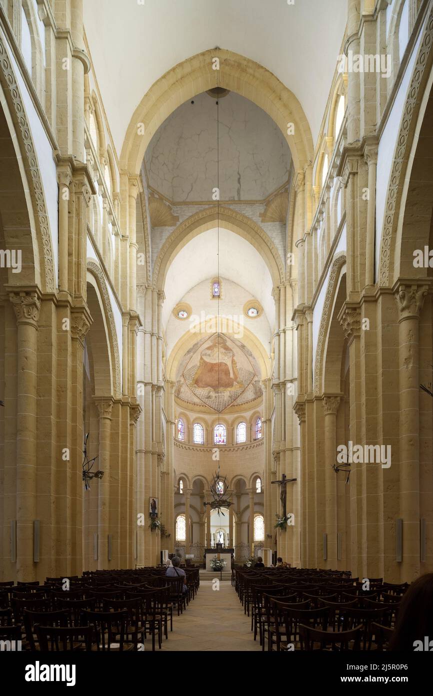 Vue sur la nef de la basilique du Sacre Coeur de Paray le Monial, Eglise de l’ancien prieure clunisien, construite entre 12eme et 14eme siecles, Architecture religieuse francaise de style roman. , Paray le Monial, Saone et Loire, Bourgogne Franche Comte, France. Stock Photo