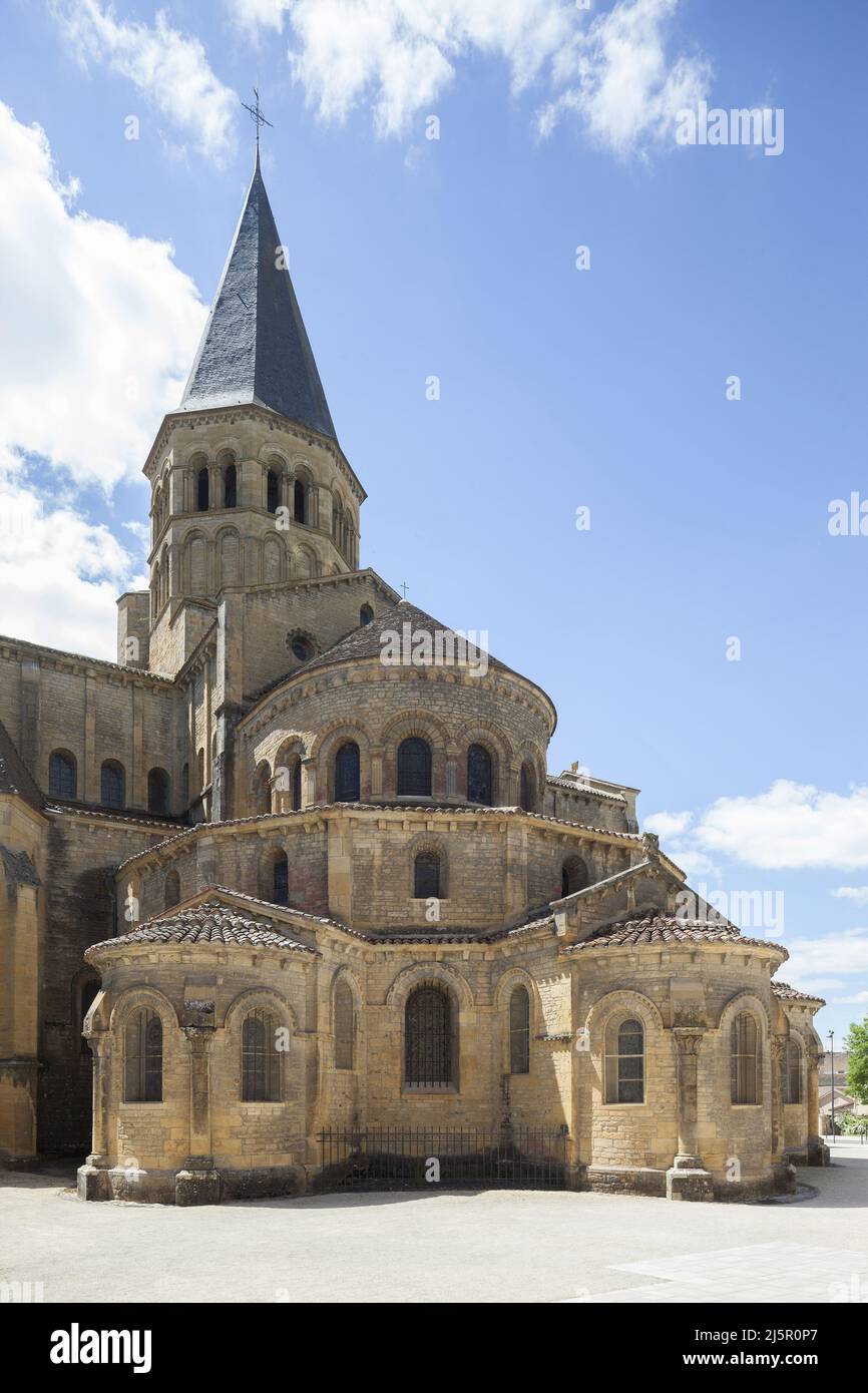 Vue sur le chevet et les chapelle rayonnantes de la basilique du Sacre Coeur de Paray le Monial, Eglise de l’ancien prieure clunisien, construite entre 12eme et 14eme siecles, Architecture religieuse francaise de style roman. , Paray le Monial, Saone et Loire, Bourgogne Franche Comte, France. Stock Photo
