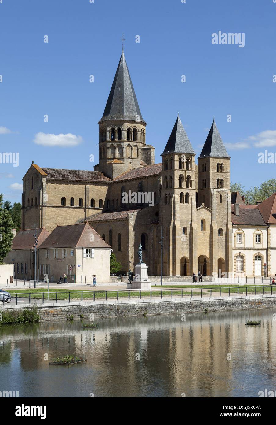 Vue sur la basilique du Sacre Coeur de Paray le Monial, Eglise de l’ancien prieure clunisien, construite entre 12eme et 14eme siecles, Architecture religieuse francaise de style roman. , Paray le Monial, Saone et Loire, Bourgogne Franche Comte, France. Stock Photo