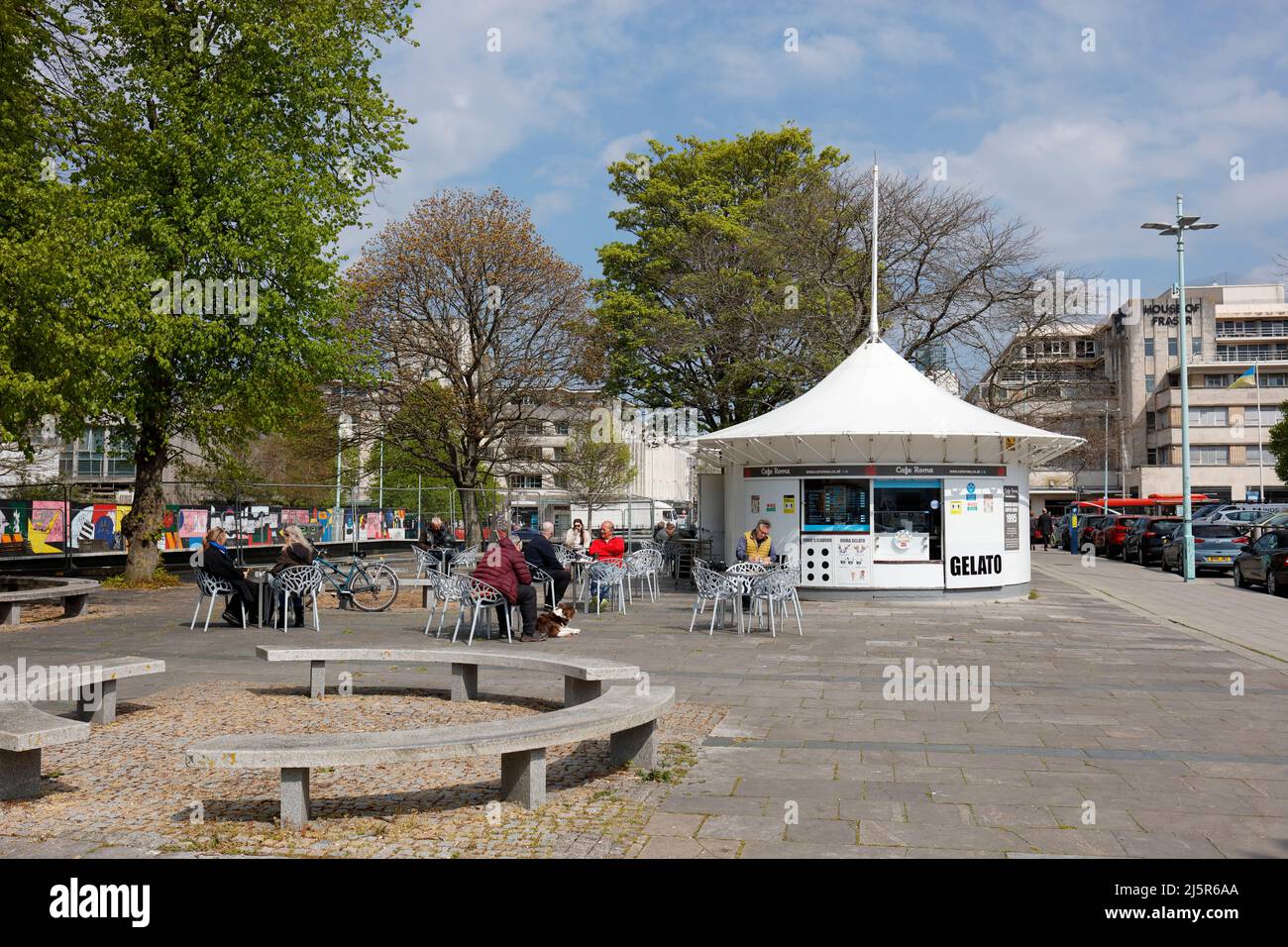 Plymouth, Devon, UK. 25th April, 2022. A sunny spring day in central Plymouth. Customers enjoy the warmer sunny weather to enjoy a coffee from the Gel Stock Photo