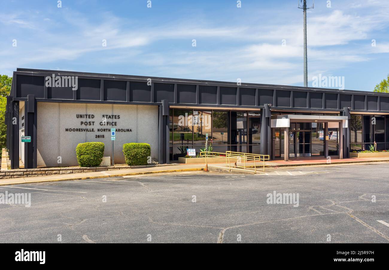 MOORESVILLE, NC, USA17 APRIL 2022 Front view of Mooresville U.S. Post