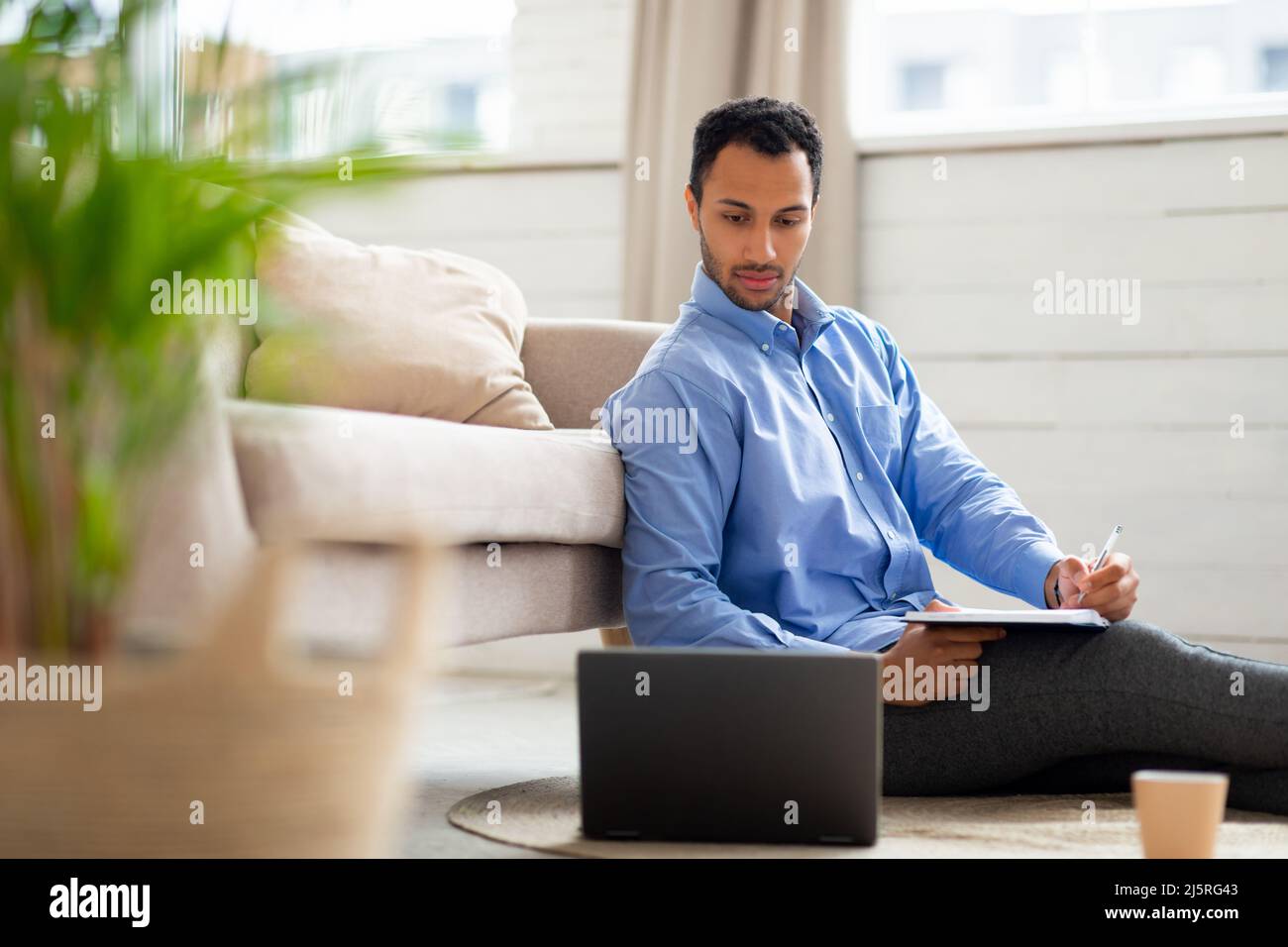 Arab man young hi-res stock photography and images - Alamy