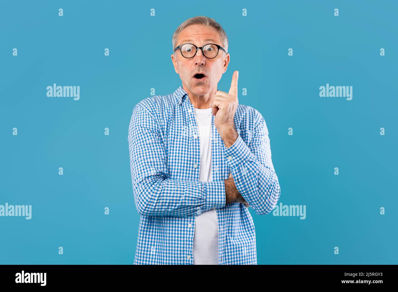 Old man pointing mouth hi-res stock photography and images - Alamy