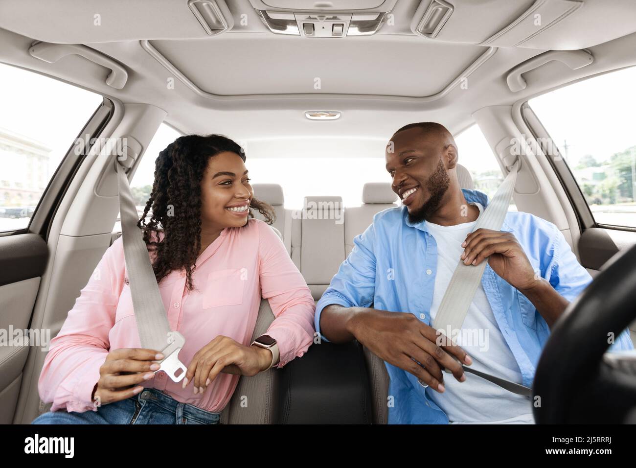 https://c8.alamy.com/comp/2J5RRRJ/happy-african-american-couple-putting-on-seatbelts-2J5RRRJ.jpg