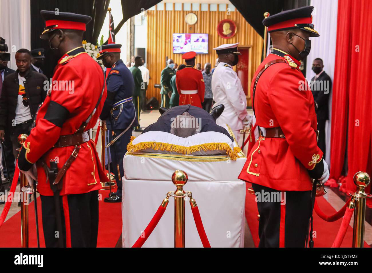Nairobi, Kenya. 25th Apr, 2022. (Editors note image depicts death) The body of the late former president Mwai Kibaki at the parliament building. Kenyans got an opportunity to view and give last respect to the body of former Kenya president the late Mwai Kibaki which is lying at the Kenyan parliament. The former president passed away on 22 April 2022 at the age of 90. Credit: SOPA Images Limited/Alamy Live News Stock Photo