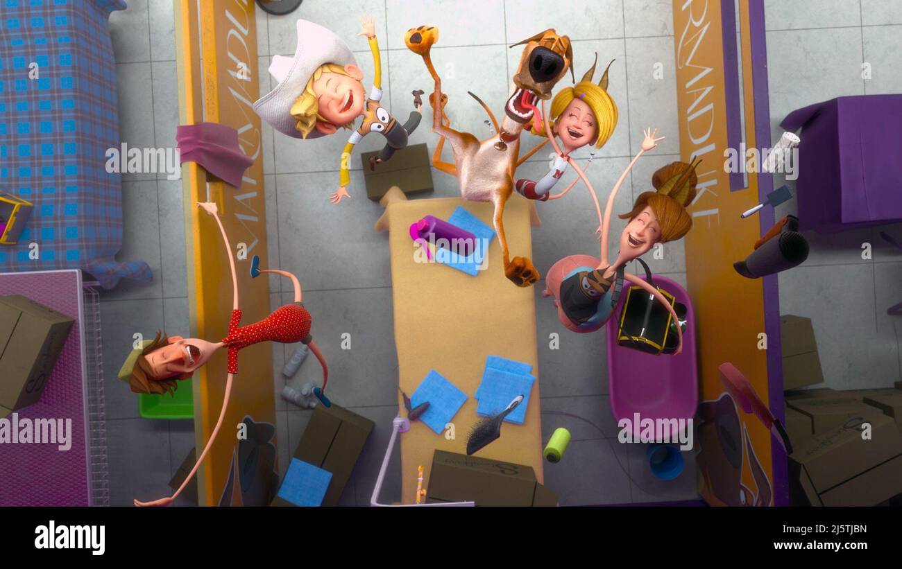 MARMADUKE, center Marmaduke (voice Pete Davidson), 2022. © Netflix