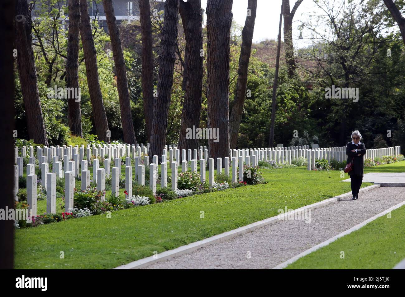 Rome, Italy. 25th Apr, 2022. ROME, ITALY - 25.04.2022: On the day of April 25, in Italy, the celebration of liberation from the Nazi fascism, an elderly English lady visits the Rome War Cemetery. The Cemetery is a war memorial that houses the remains of the soldiers belonging to the Commonwealth who fell in Rome during the Second World War. Credit: Independent Photo Agency/Alamy Live News Stock Photo