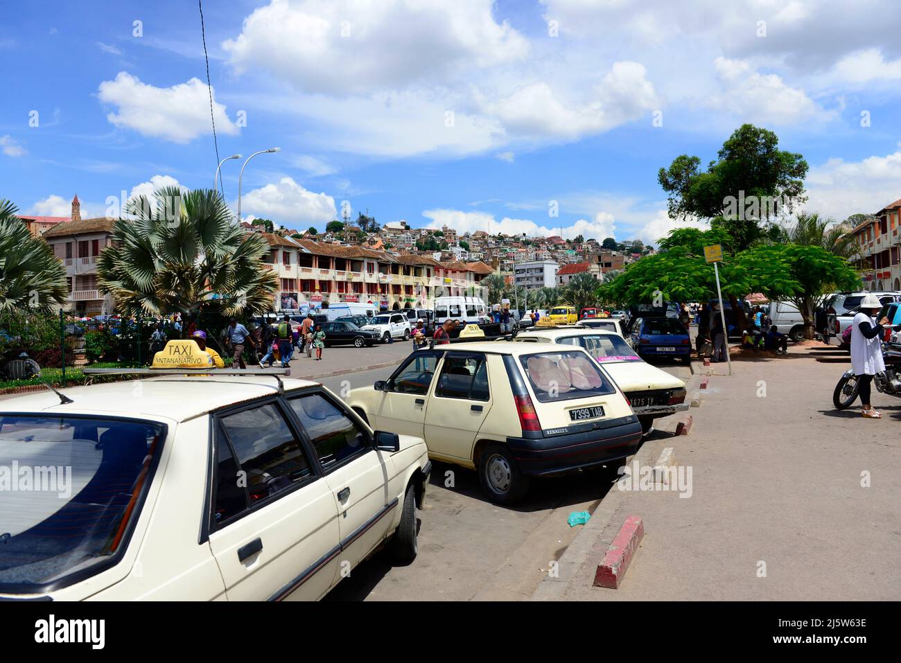 The vibrant city center along Av. de L'Independance in Antananarivo, Madagascar. Stock Photo