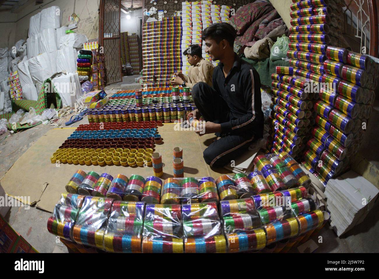 Lahore, Punjab, Pakistan. 25th Apr, 2022. Pakistani Kashif Bangles ...