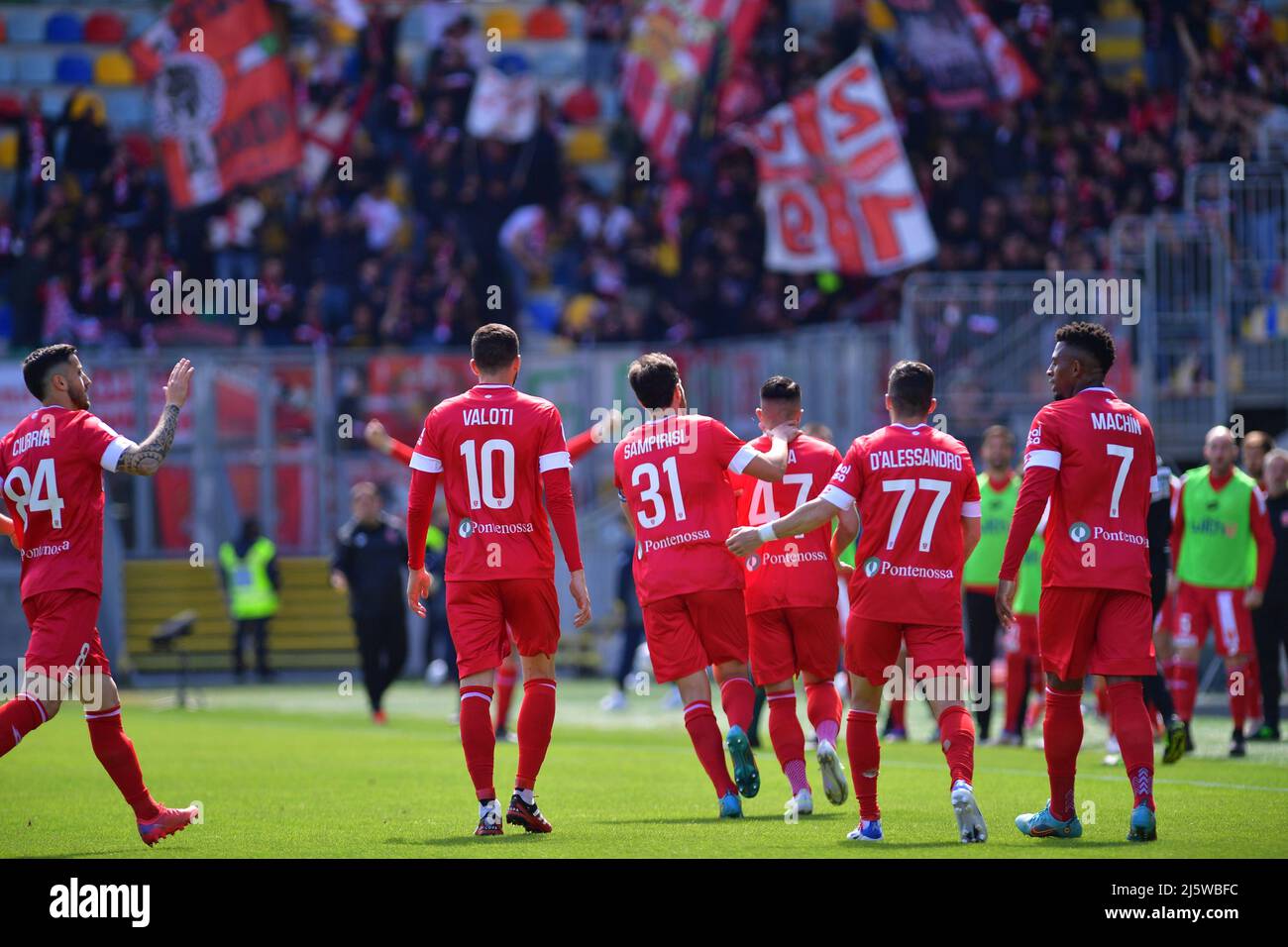 AC Monza players during the Serie B match between Frosinone Calcio and AC Monza at Stadio Benito Stirpe on April 25, 2022 in Frosinone, Italy Stock Photo