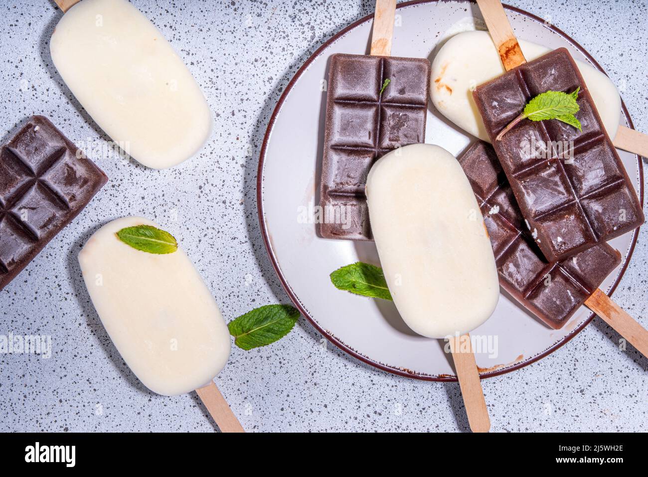 Chocolate and vanilla popsicles, Classic dark brown cocoa and milk