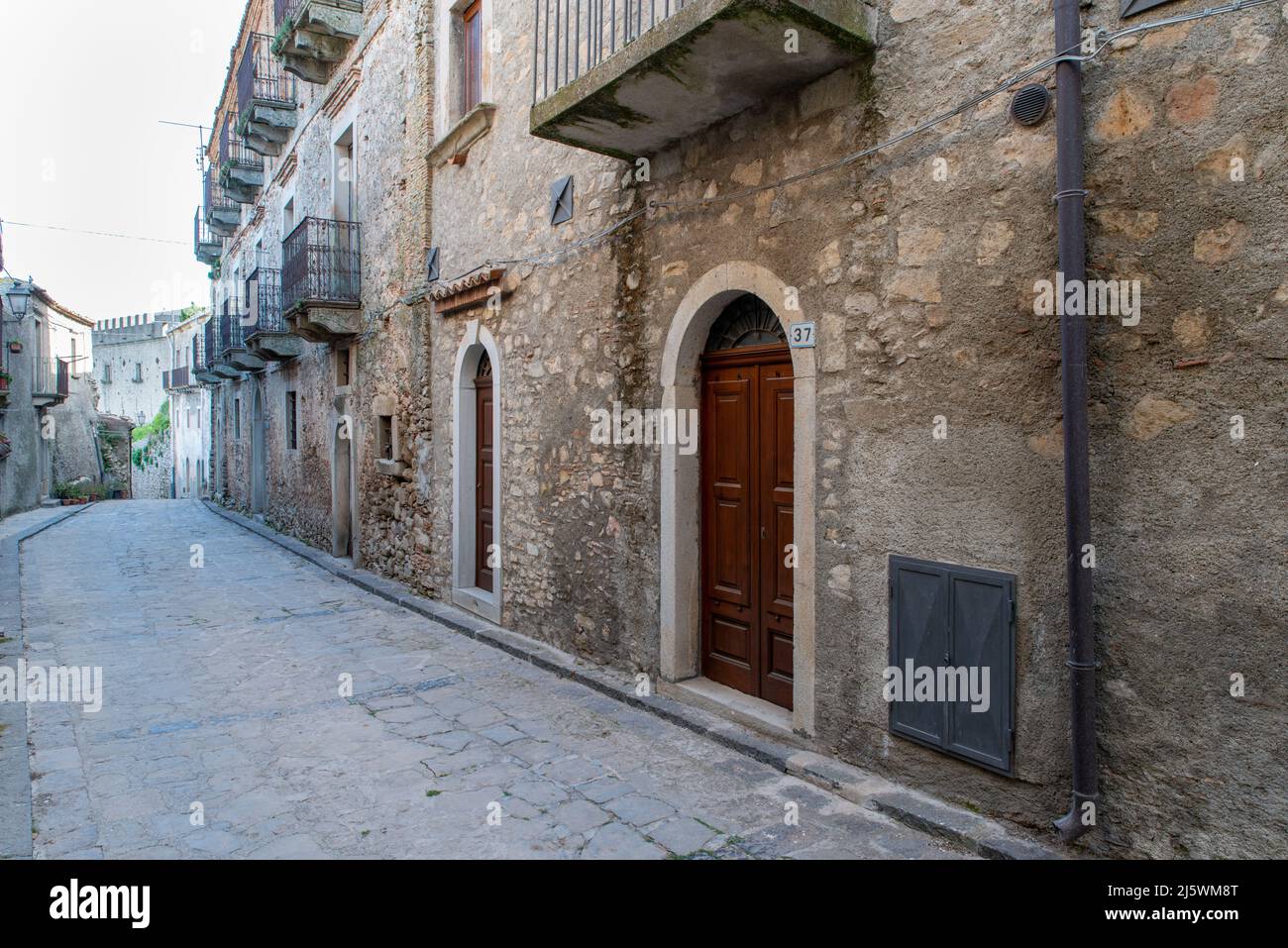 strade interne e costruzioni di Montalbano Elicona in provincia di Messina,  borgo dei borghi 2015, splendido borgo medievale molto caratteristico Stock  Photo - Alamy