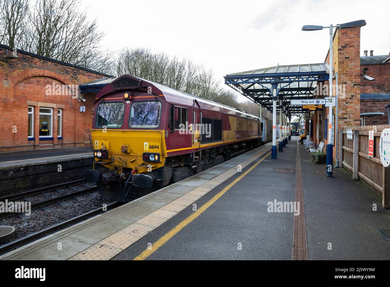 Containers pass through Melton Mowbray Railway Station Stock Photo Alamy