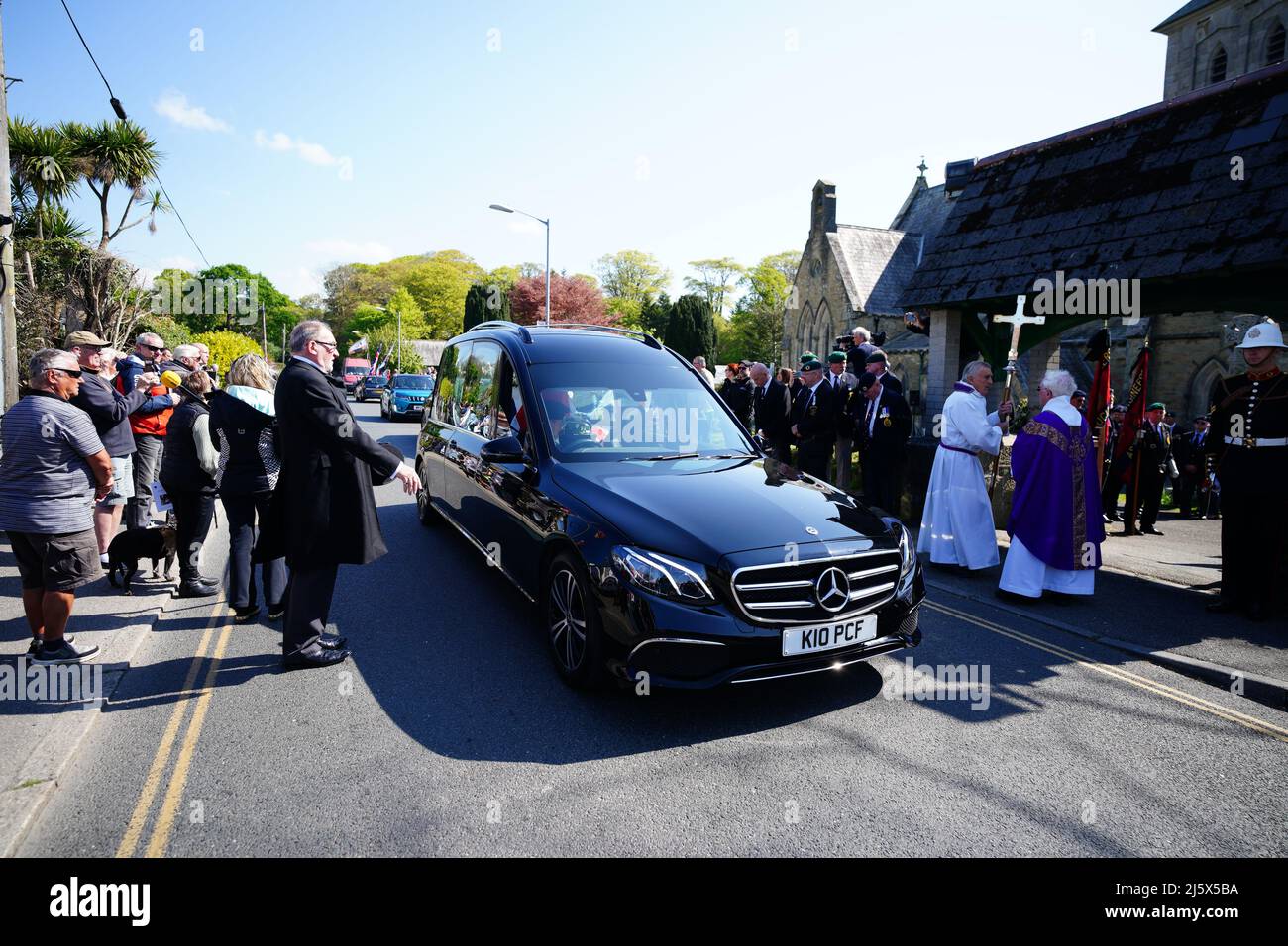 The funeral cortege of 96-year-old World War II serviceman and Royal British Legion fundraiser Harry Billinge, arrives at St Paul's Church in Charlestown, Cornwall. Harry was just 18 when he was one of the first British soldiers to land on Gold Beach during the Battle for Normandy and was one of only four survivors from his unit. Picture date: Tuesday April 26, 2022. Stock Photo
