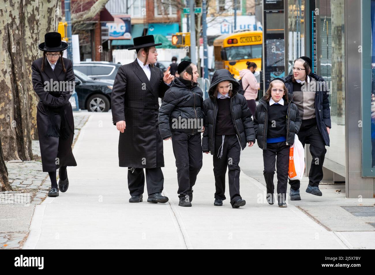 A family of orthodox Jews walks together on Lee avenue in Williamsburg,  Brooklyn, New York City Stock Photo - Alamy