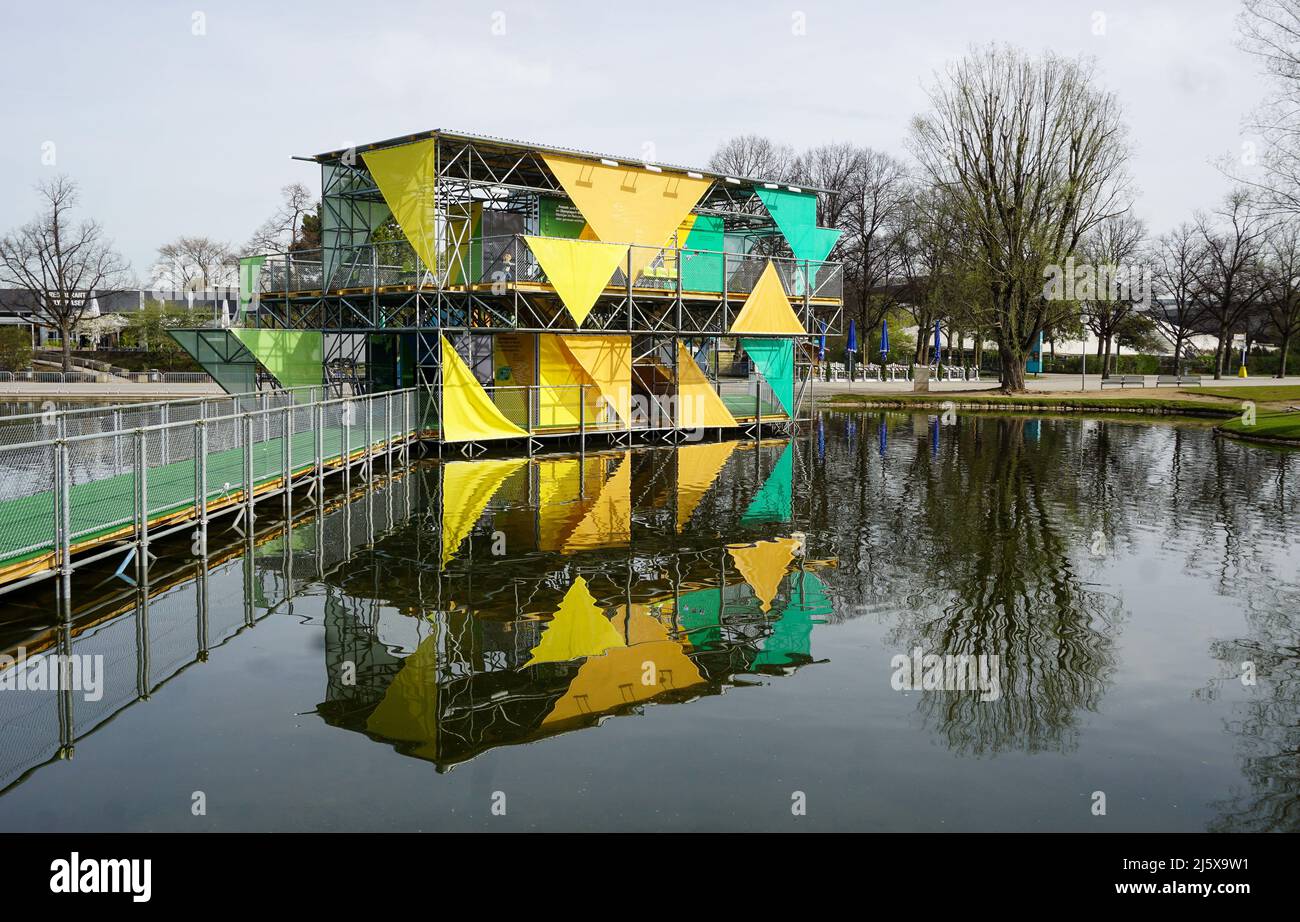 Temporärer Pavillon auf dem Olympiasee zum 50-jährigen Jubiläum Sport im Olympiapark München Stock Photo