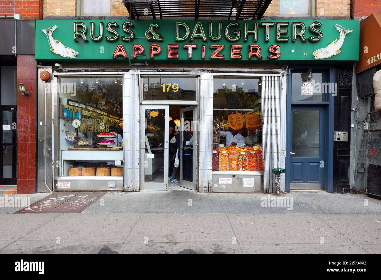 Russ and Daughters, 179 E Houston St, New York, NYC storefront photo of a smoked fish and Jewish comfort food shop in Manhattan's Lower East Side Stock Photo