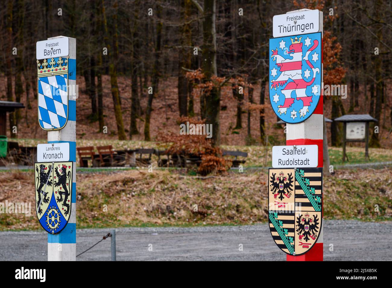 Tettau, Germany. 25th Apr, 2022. Signs of the Free States of Bavaria and Thuringia. Border between the states of Bavaria and Thuringia at the Frankenwaldhütte. Credit: Daniel Vogl/dpa/Alamy Live News Stock Photo