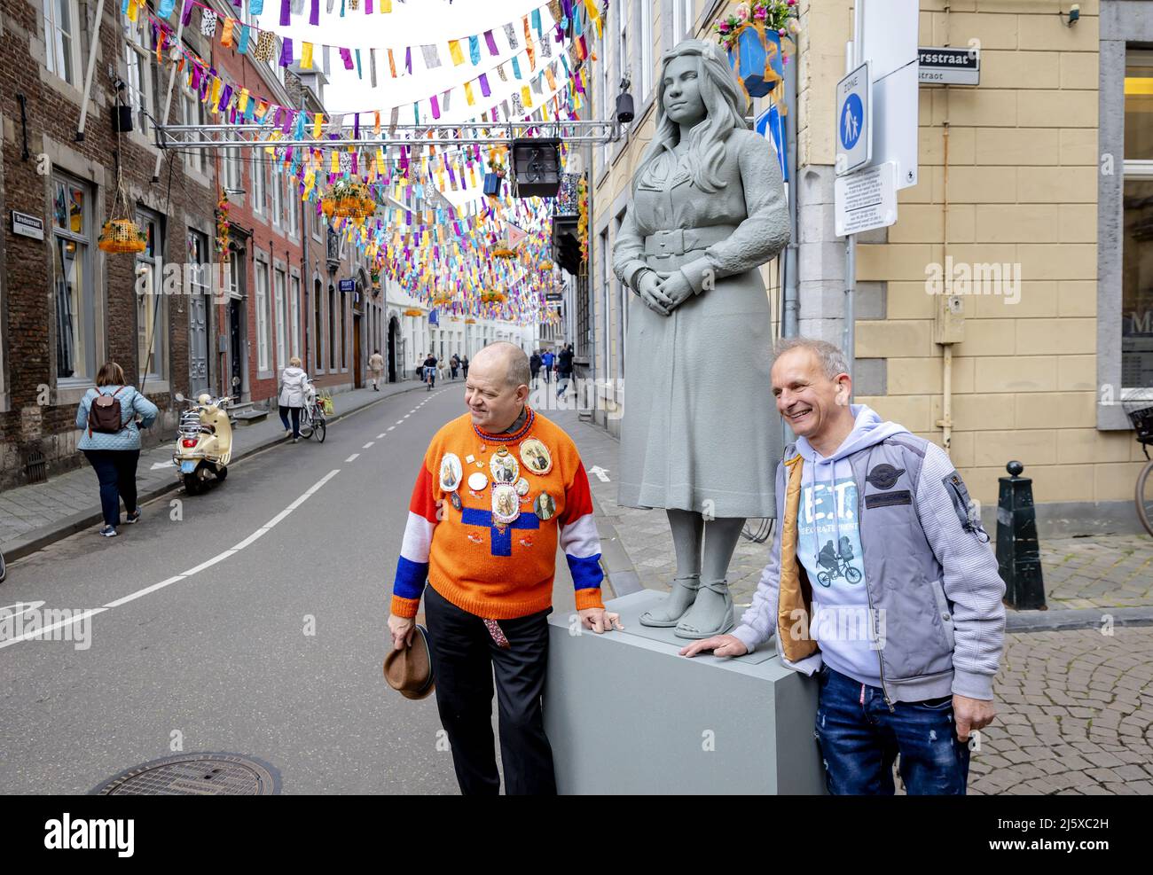 2022-04-26 12:54:52 MAASTRICHT - Royal family fans Oscar Meijer and Johan Vlemmix in the center of Maastricht in the run-up to King's Day. ANP ROBIN VAN LONKHUIJSEN netherlands out - belgium out Stock Photo