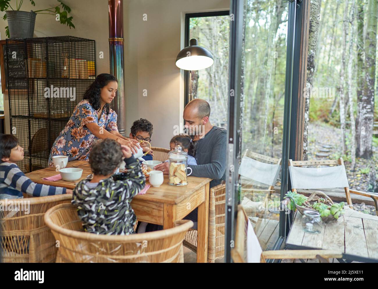 Family sitting in dining table hi-res stock photography and images - Alamy